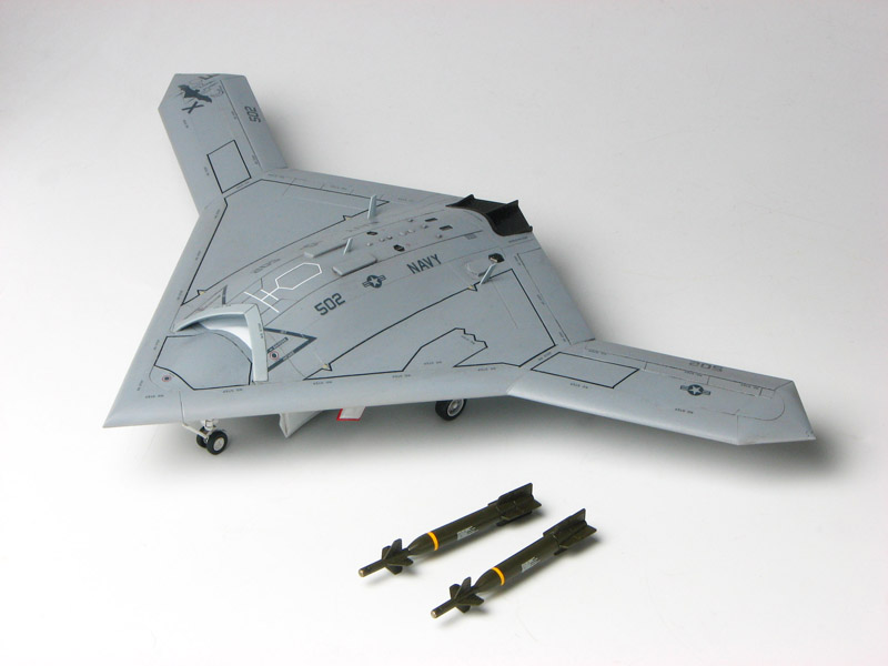 PLATZ 1/72 U.S NAVY UCAS X-47B/GBU-27