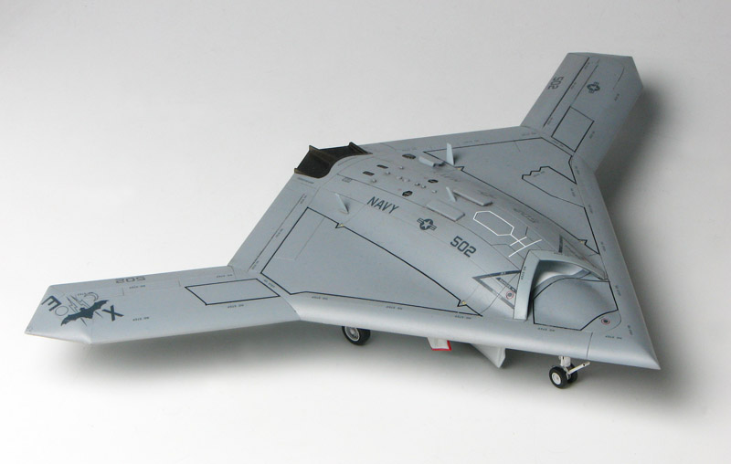 PLATZ 1/72 U.S NAVY UCAS X-47B/GBU-27