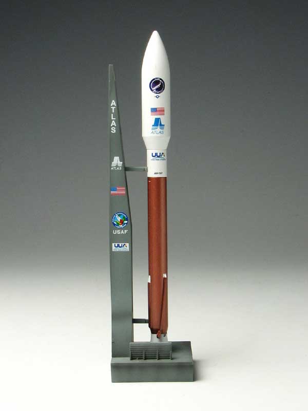 SpaceDragonWings 1/400 Atlas V Rocket w/Launch Pad