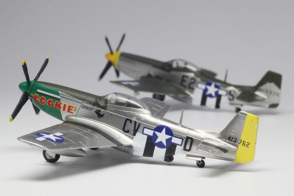PLATZ 1/144 WWII P-51D MUSTANG (2 kits in one box)