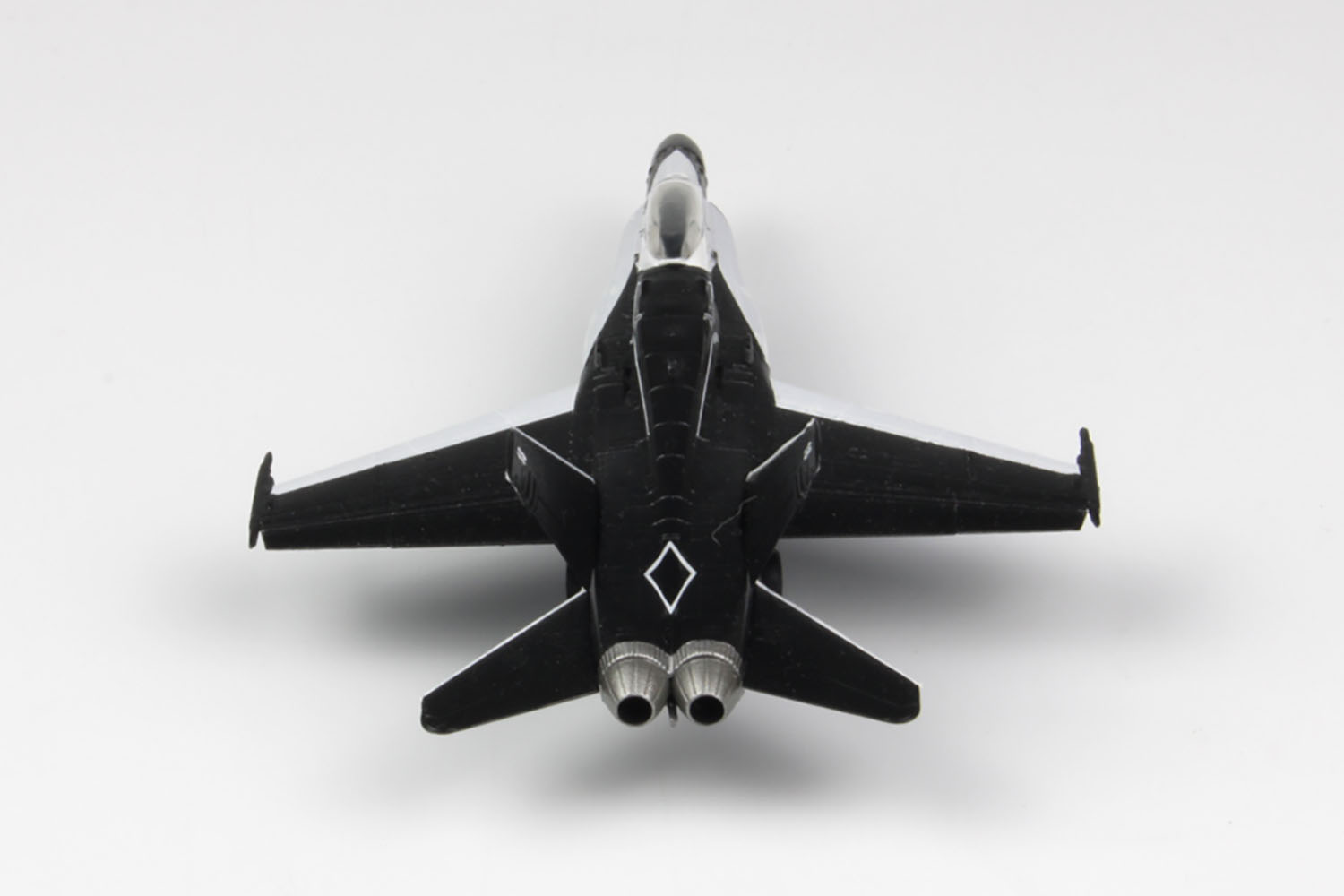 1/144 オーストラリア空軍 戦闘機 F/A-18A ホーネット NO.75 SQ 機種転換記念塗装 ’ブラック･マグパイ’