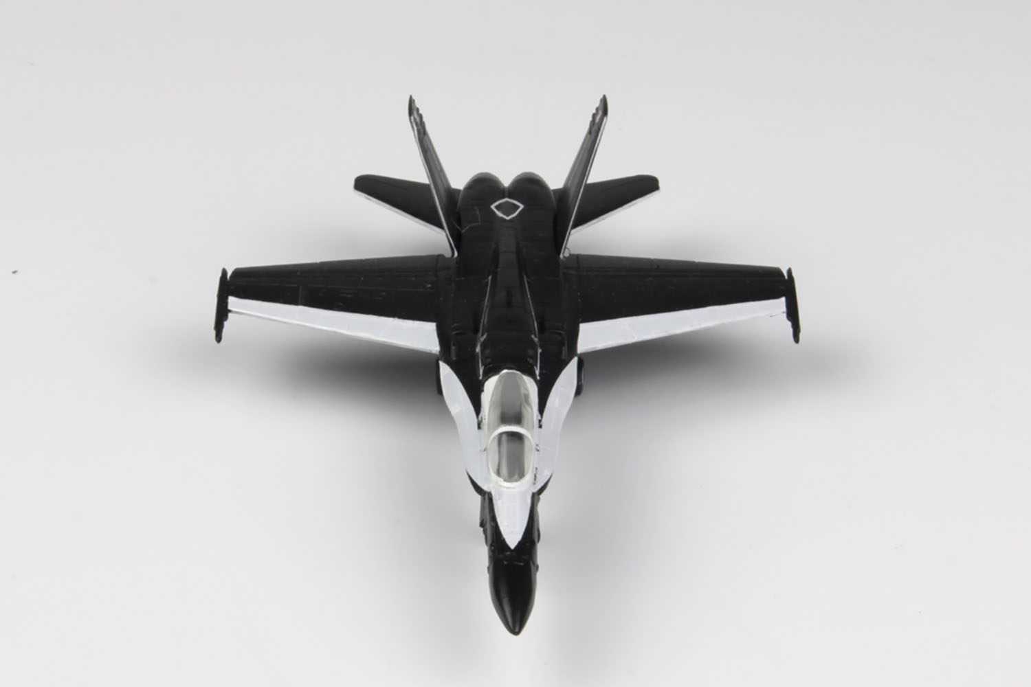 1/144 オーストラリア空軍 戦闘機 F/A-18A ホーネット NO.75 SQ 機種転換記念塗装 ’ブラック･マグパイ’ - ウインドウを閉じる
