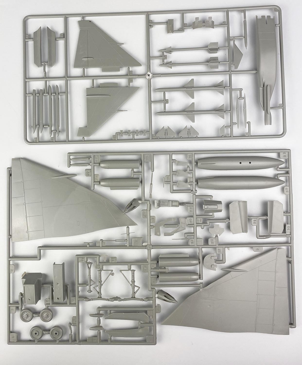 PLATZ/ITALERI 1/48 Swedish Air Force Fighter AJ37 Viggen