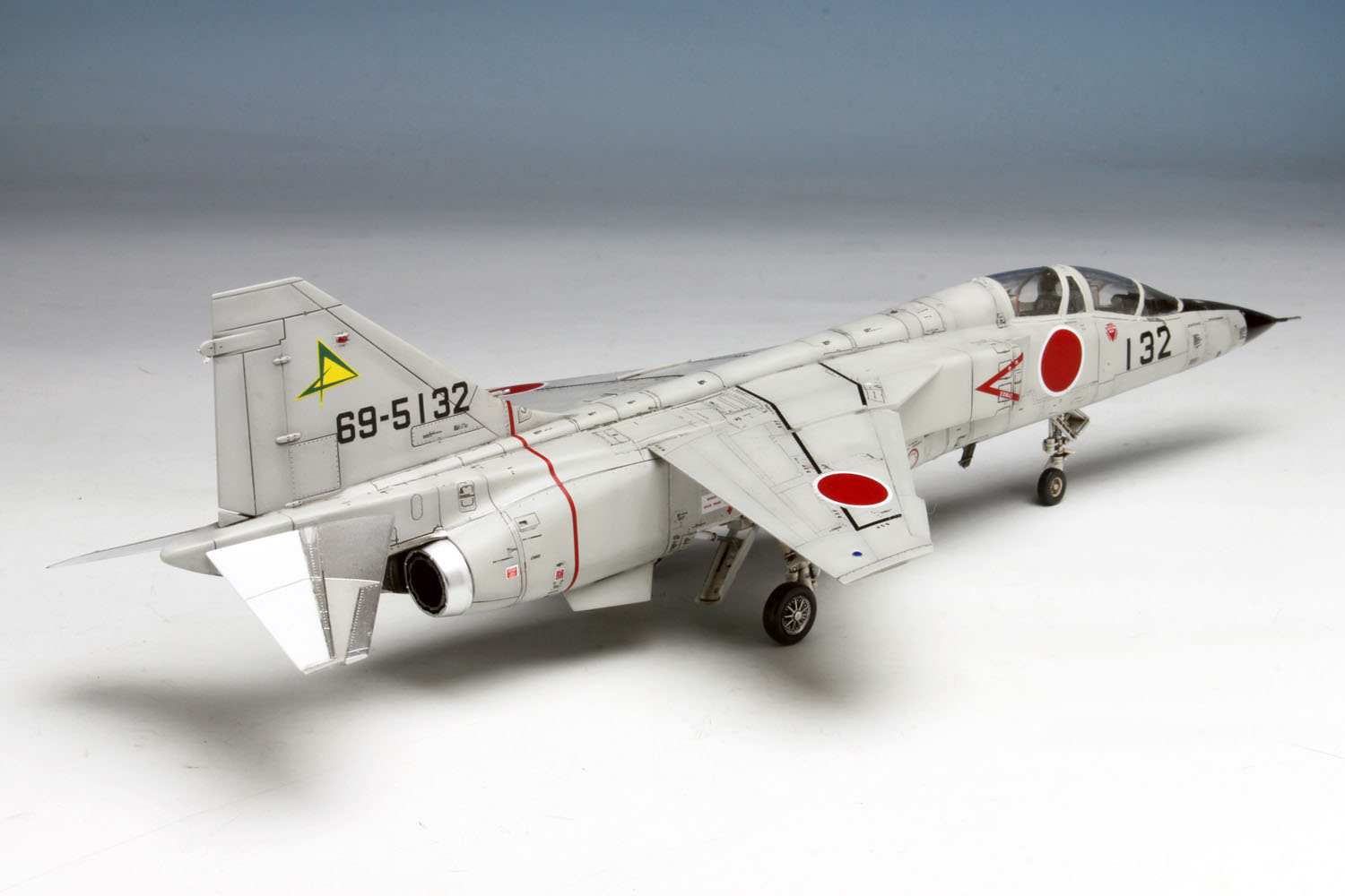 PLATZ 1/72 JASDF Trainer T-2 Late Type with Pilot Figure