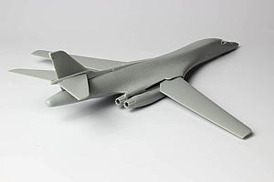 PLATZ 1/144 U.S. Air Force Bomber B-1B Lancer Guam Undersen AB