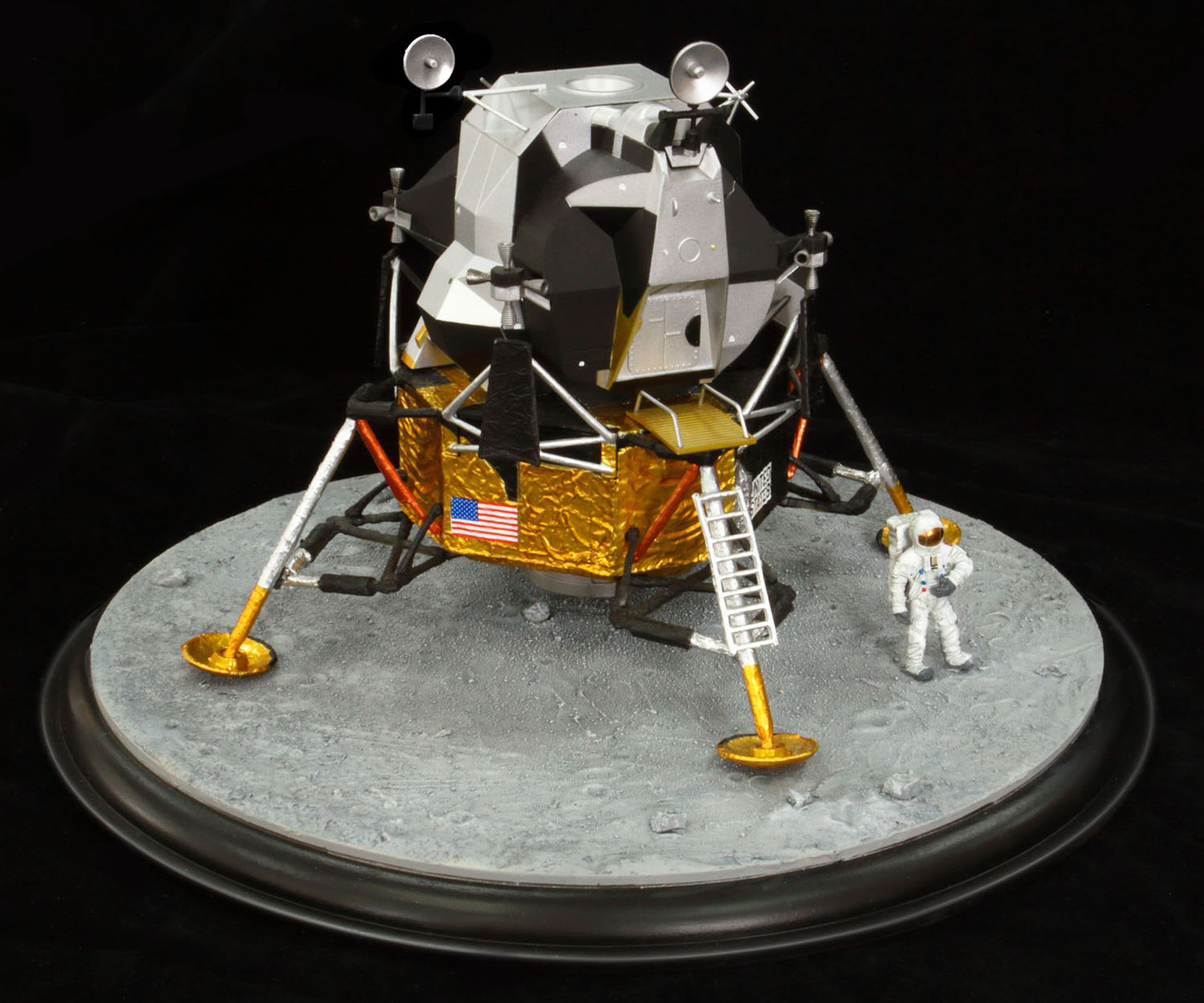 1/48 "人類にとって大きな一歩" アポロ11号月着陸船イーグル w/宇宙飛行士&月面展示台 完成モデル - ウインドウを閉じる