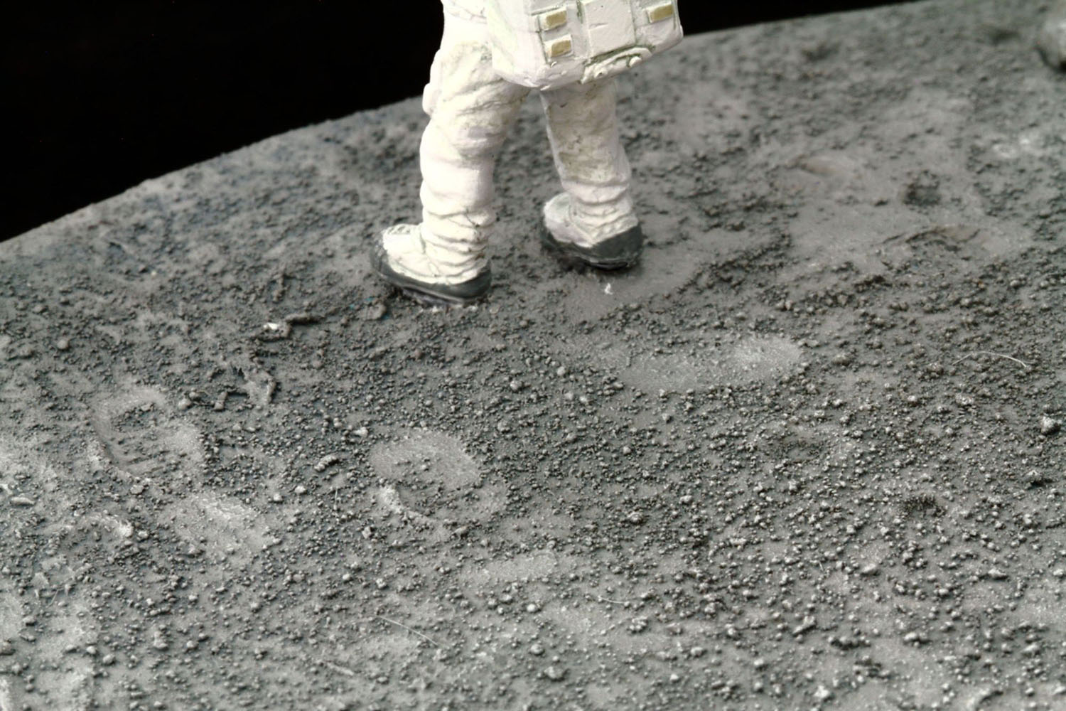 1/48 "人類にとって大きな一歩" アポロ11号月着陸船イーグル w/宇宙飛行士&月面展示台 完成モデル - ウインドウを閉じる