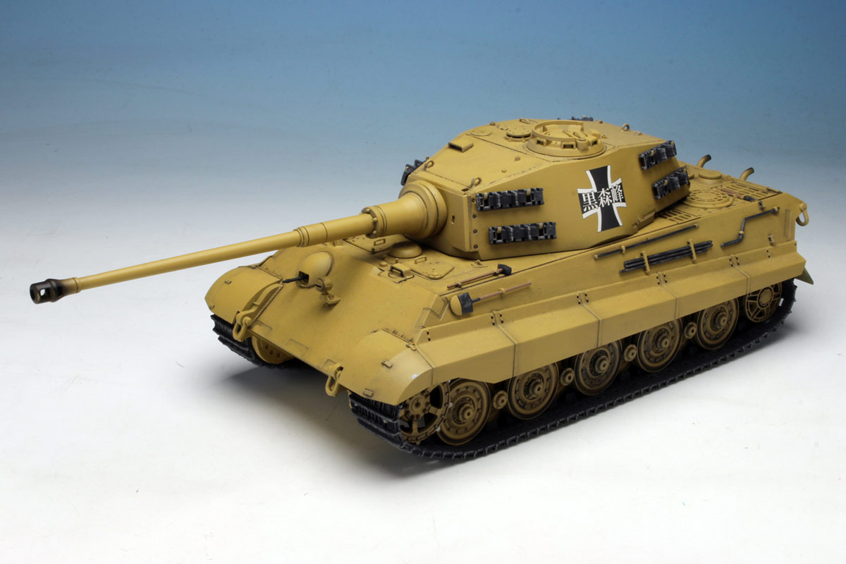 PLATZ 1/35 Pz.Kpfw. VI Ausf.B TigerII Kuromorimine Girls' High