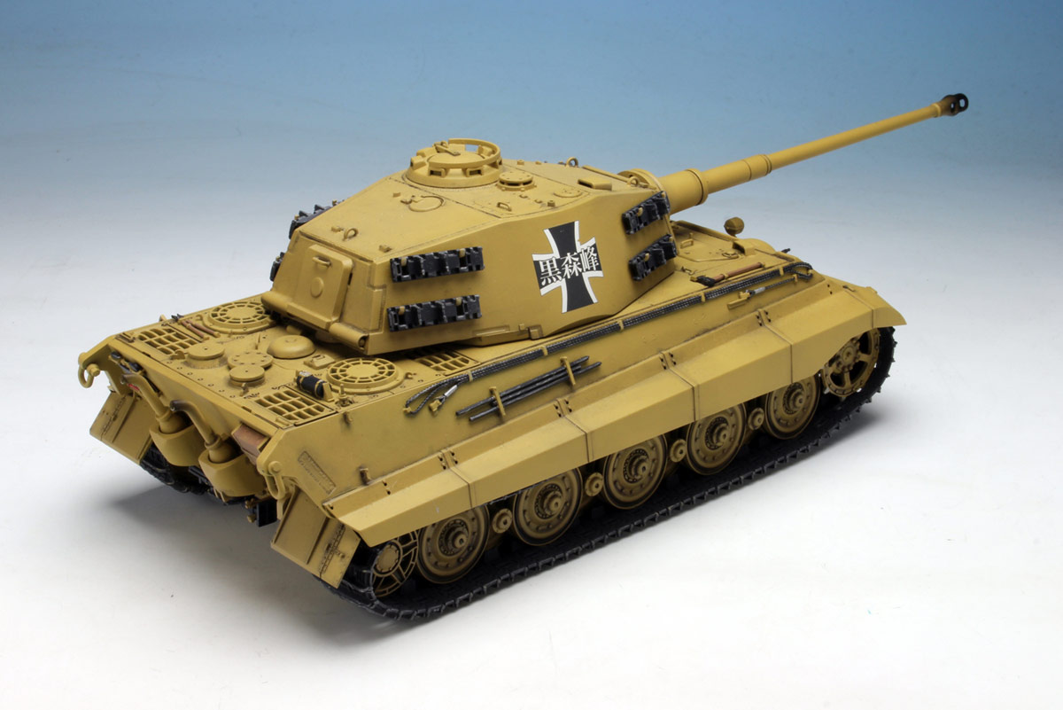 PLATZ 1/35 Pz.Kpfw. VI Ausf.B TigerII Kuromorimine Girls' High