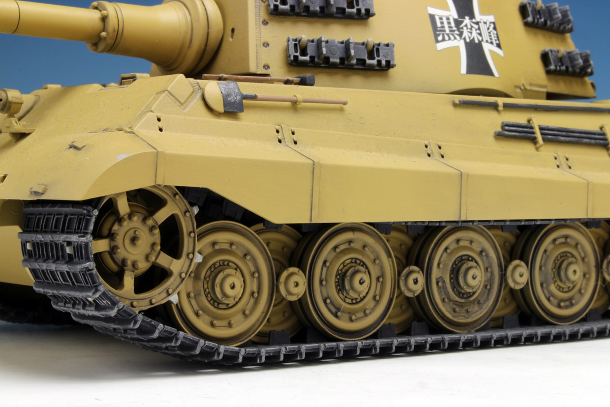 PLATZ 1/35 Pz.Kpfw. VI Ausf.B TigerII Kuromorimine Girls' High