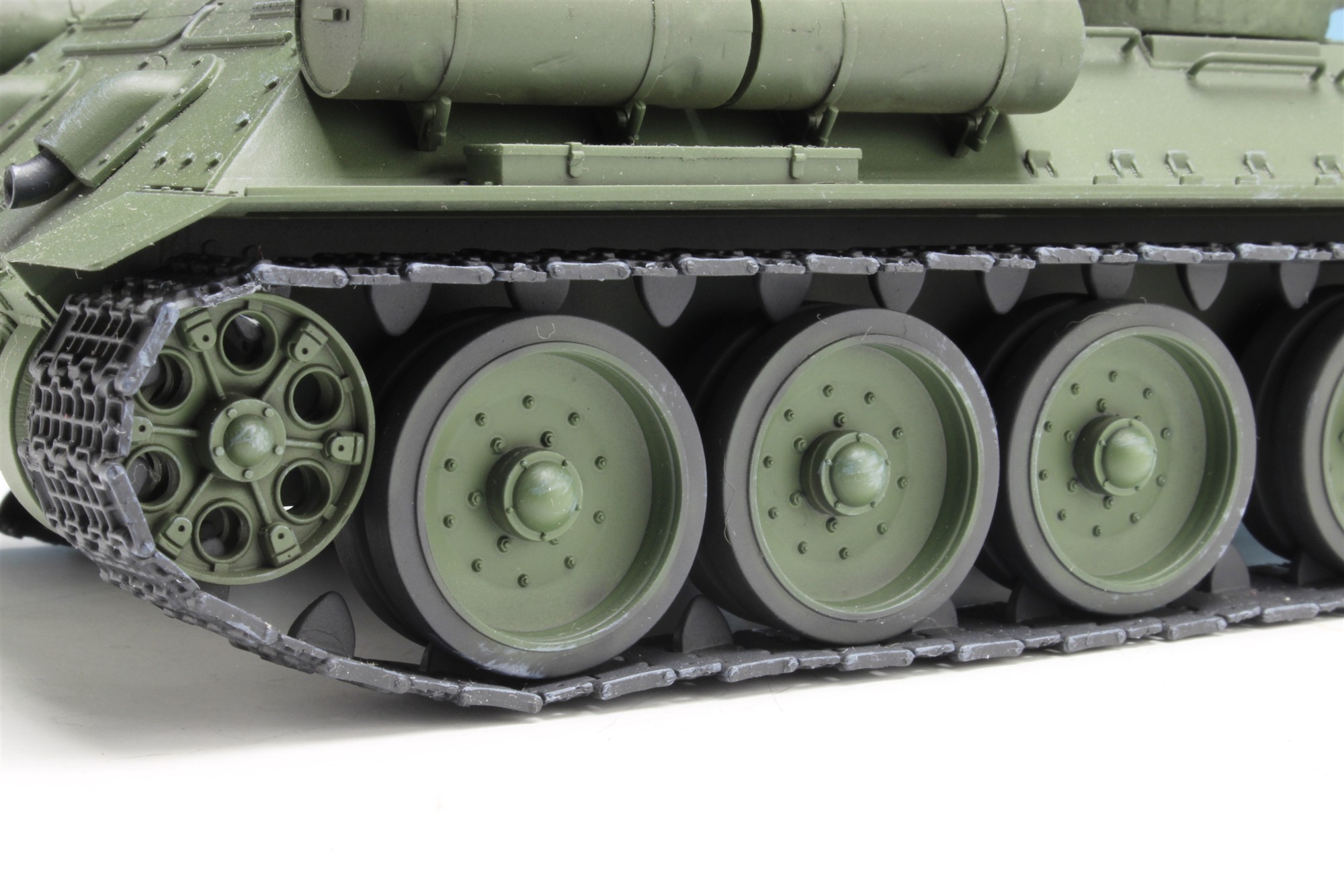 PLATZ 1/35 Medium Tank T-34/85 PRAVDA HIGH SCHOOL