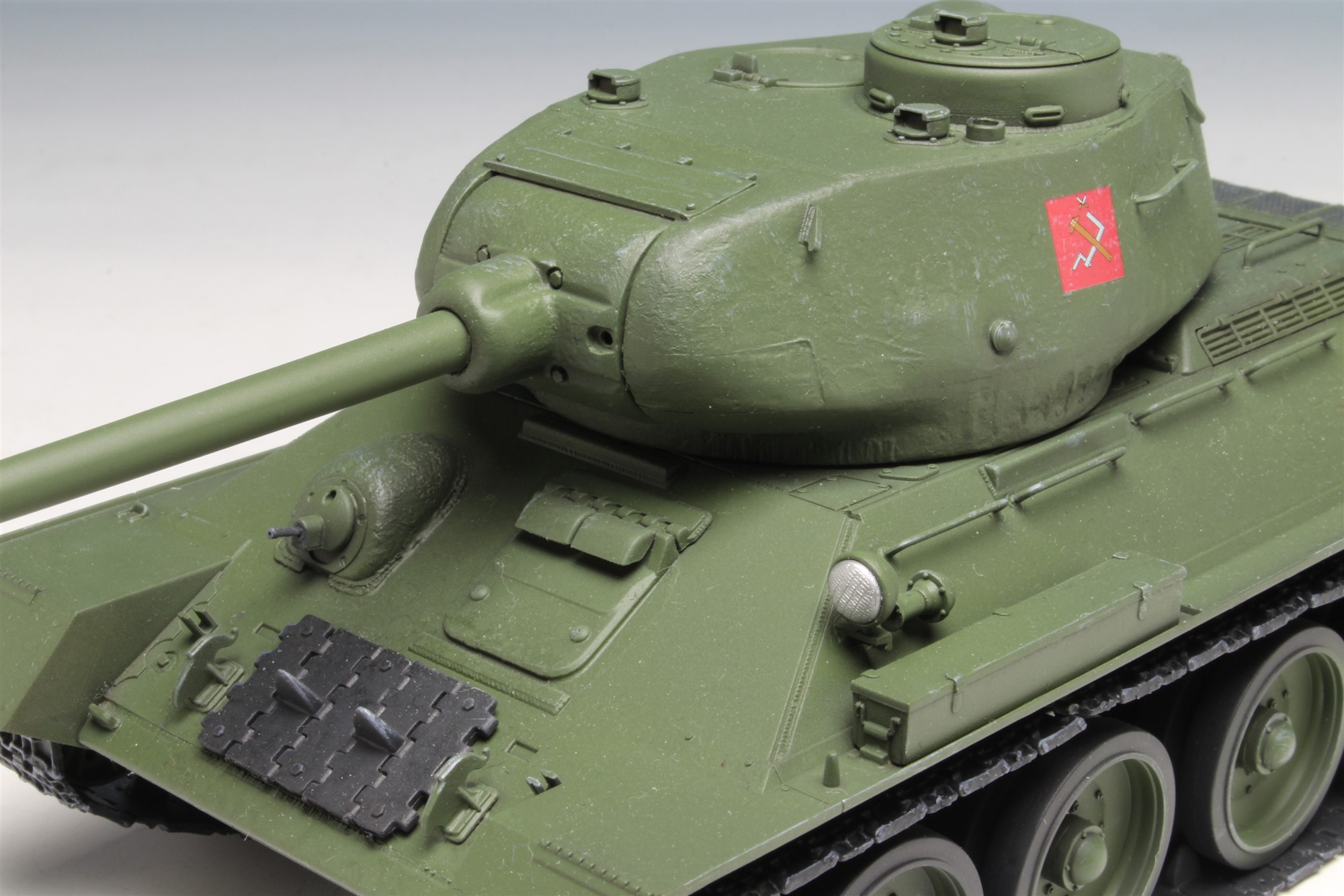 PLATZ 1/35 Medium Tank T-34/85 PRAVDA HIGH SCHOOL