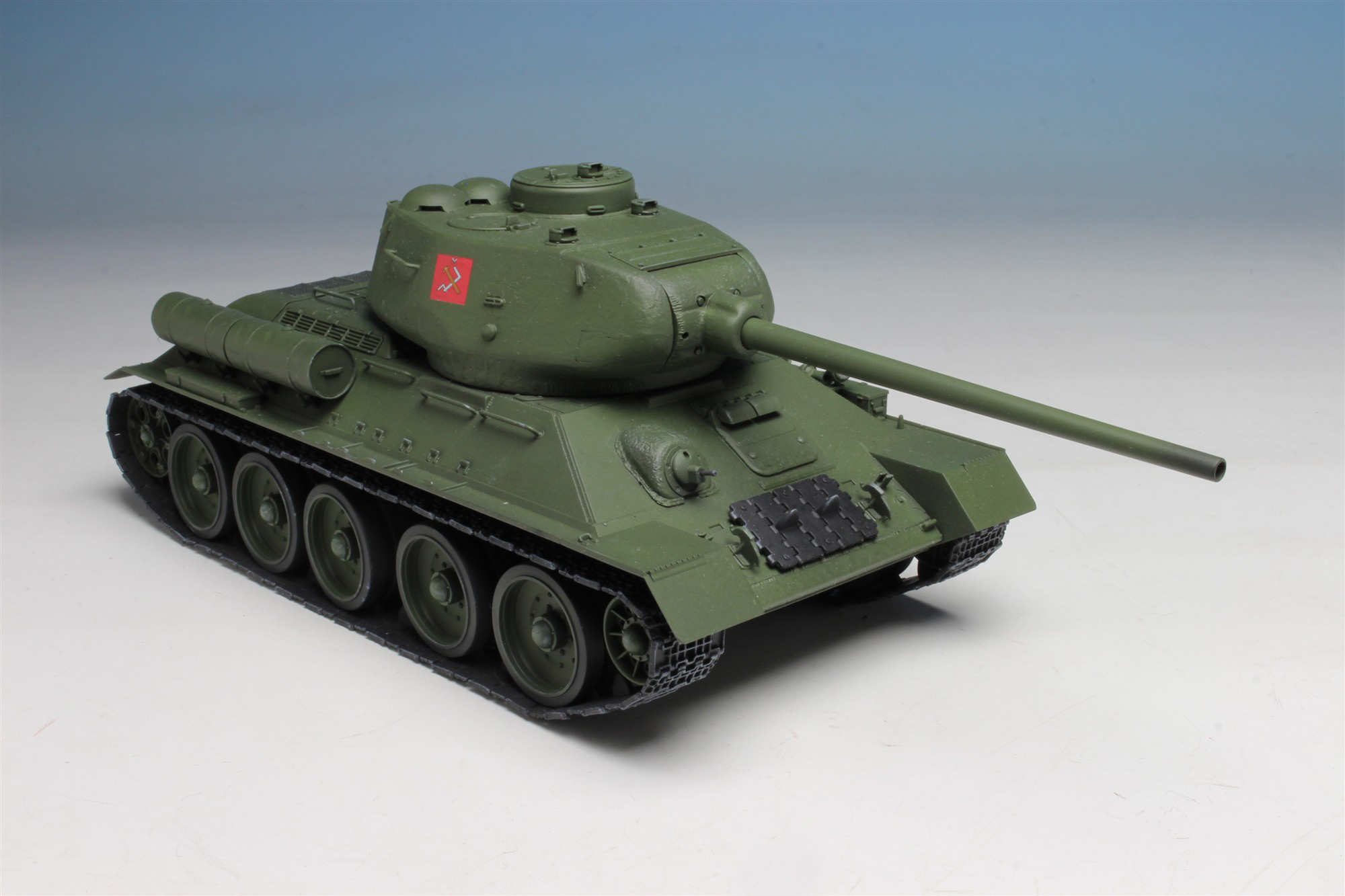 PLATZ 1/35 Medium Tank T-34/85 PRAVDA HIGH SCHOOL