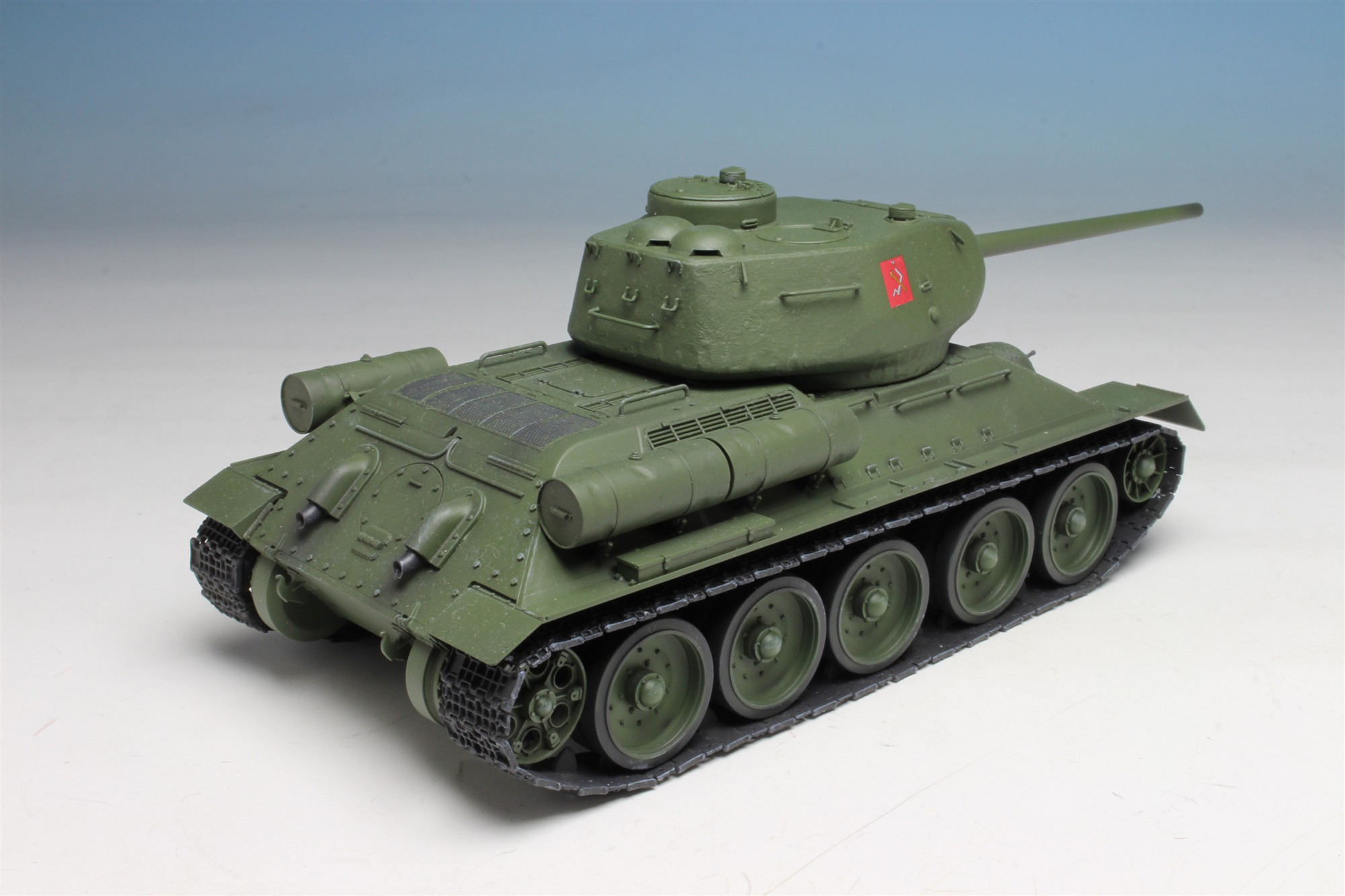 PLATZ 1/35 Medium Tank T-34/85 PRAVDA HIGH SCHOOL