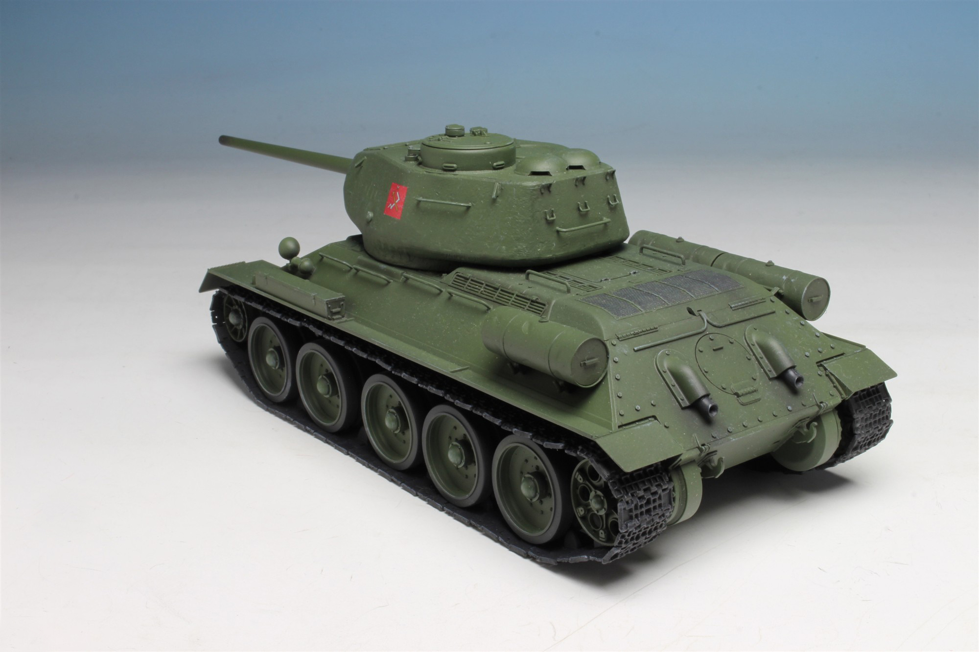 PLATZ 1/35 Medium Tank T-34/85 PRAVDA HIGH SCHOOL