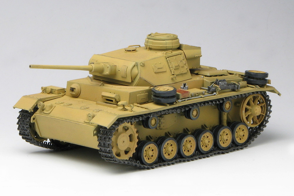 PLATZ 1/35 Pz.Kpfw.III Ausf.J Kuromorimine Girls' High School