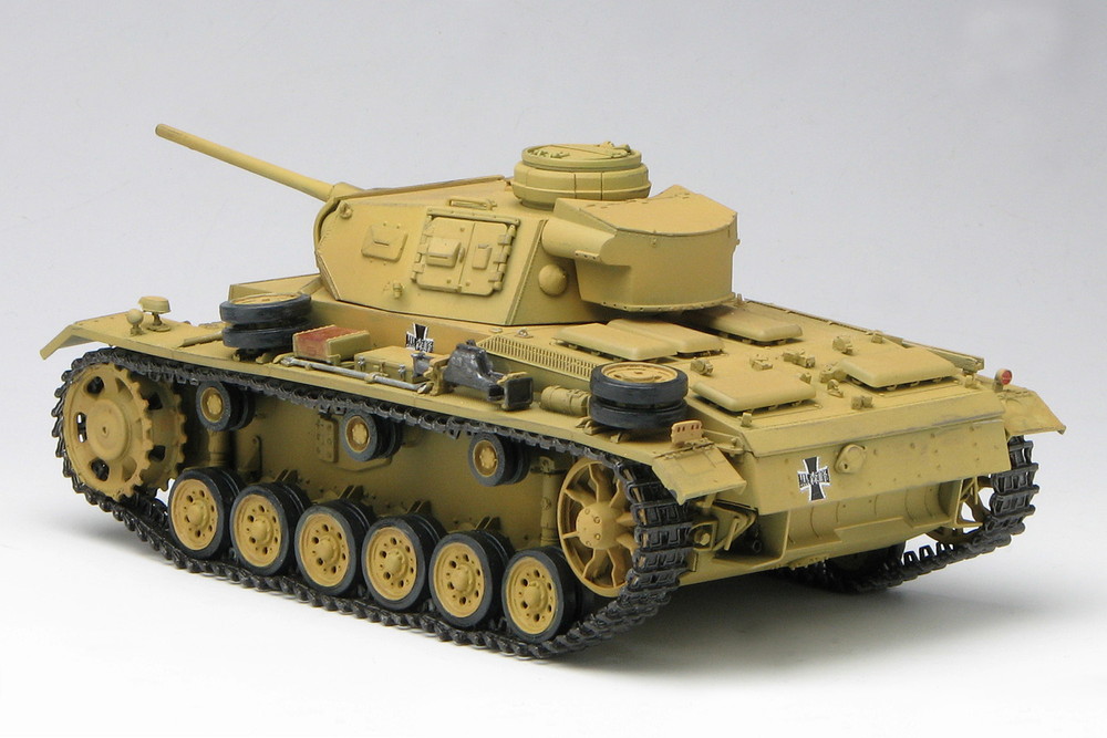 PLATZ 1/35 Pz.Kpfw.III Ausf.J Kuromorimine Girls' High School