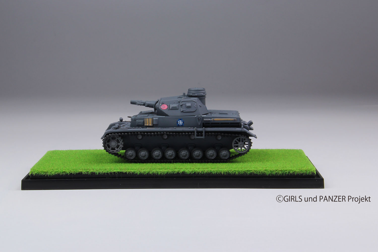 PLATZ 1/72 Pz.Kpfw. IV Ausf.D with Backscene&Grassfield Display