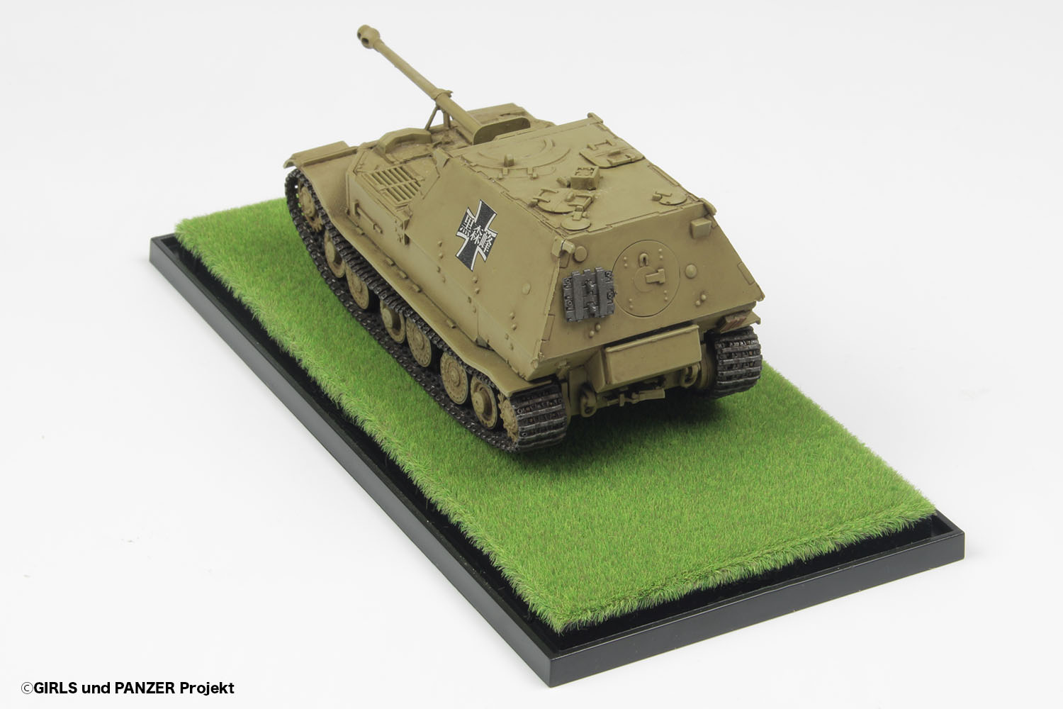 GIRLS und PANZER 1/72 Panzerjager Tiger "Elefant" Kuromorimine