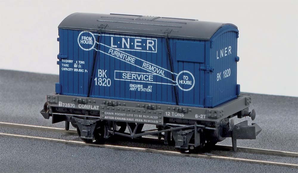 Nゲージ イギリス2軸貨車 コンテナ付き無蓋車 (家具運搬用コンテナ・LNER)【NR-23】