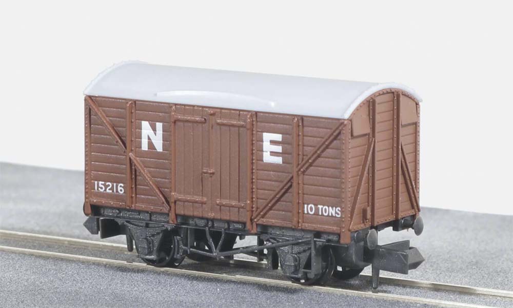 Nゲージ イギリス2軸貨車 木造有蓋車 (標準型・NE・ブラウン)【NR-43E】