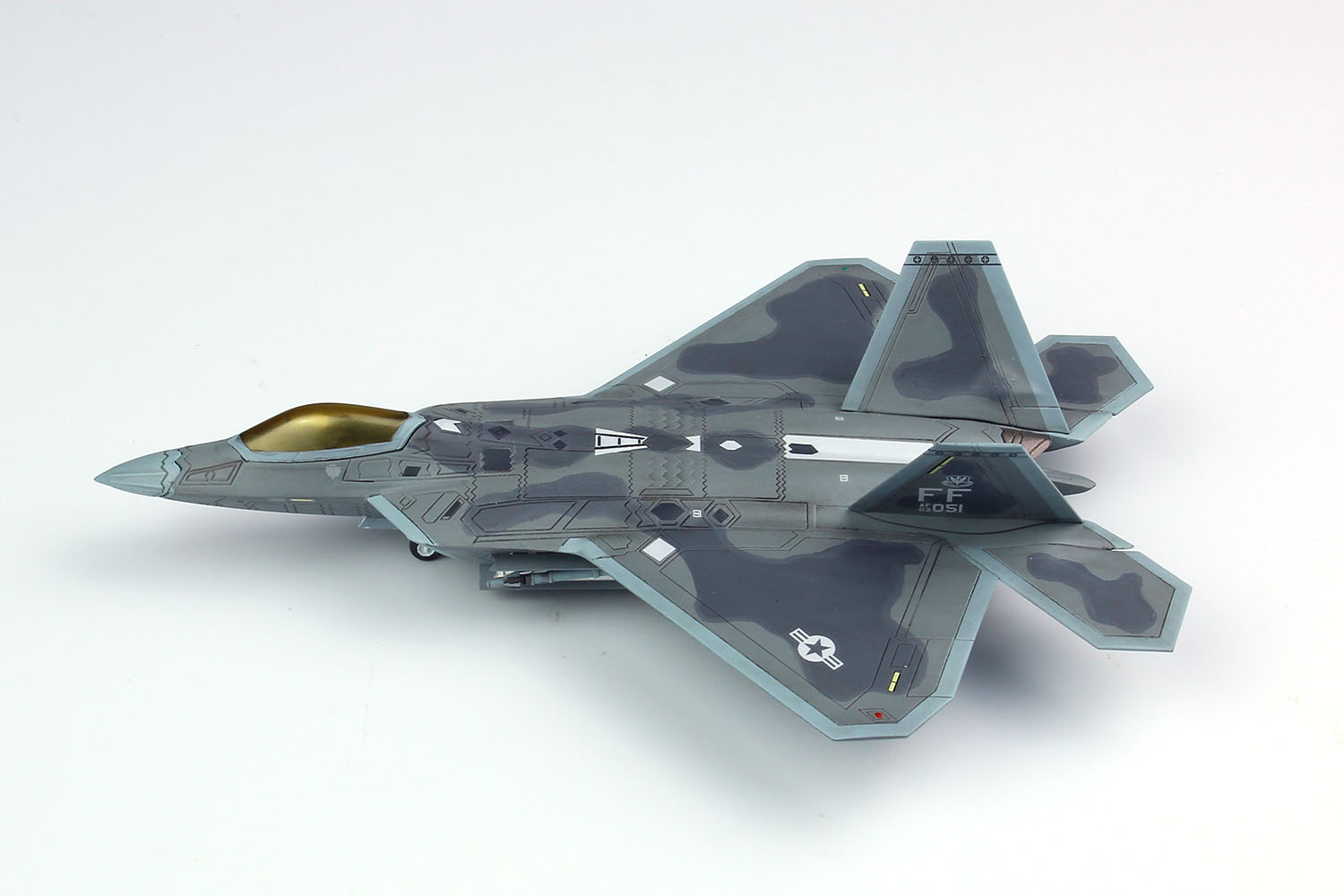 1/144 アメリカ空軍 戦闘機 F-22A ラプター 嘉手納AB : プラモデル・模型メーカー【有限会社プラッツ】｜飛行機・戦車などの製造