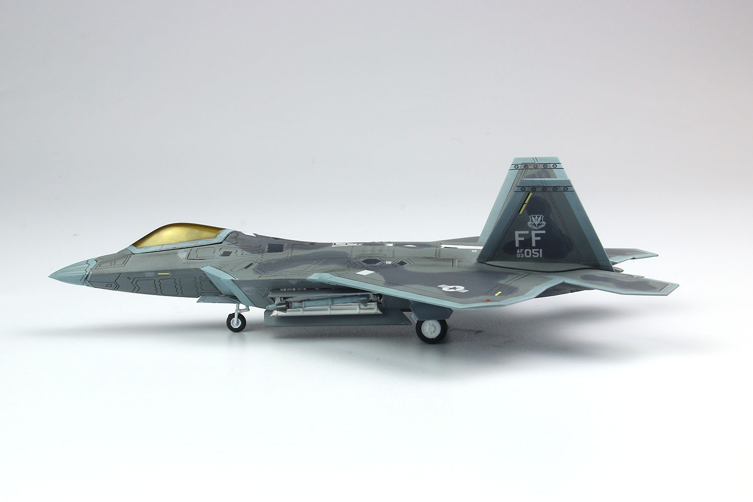 1/144 アメリカ空軍 戦闘機 F-22A ラプター "嘉手納AB"