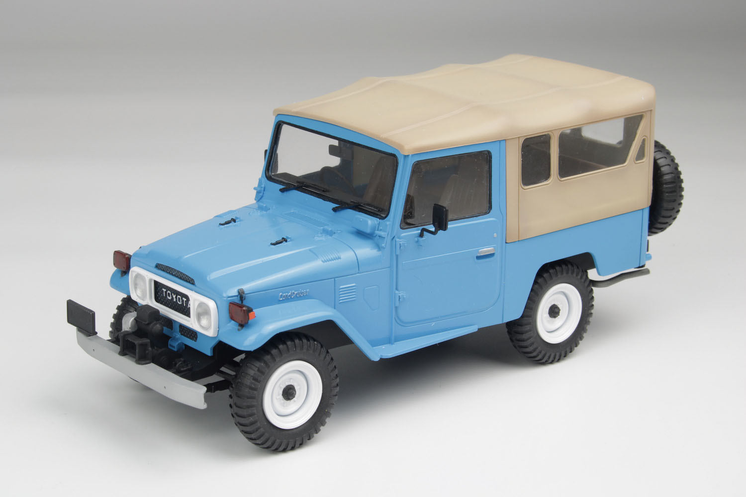 1/24 Toyota Land Cruiser BJ-44 (Soft top/Hard top)